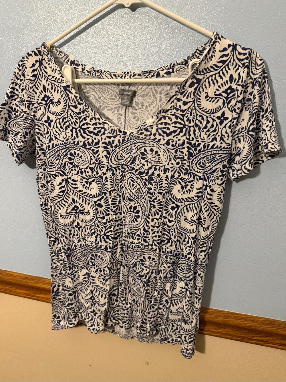 aerie Navy and White Paisley V-Neck Short Sleeve Tee Size Small